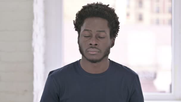 Портрет привлекательного молодого афроамериканца, говорящего "нет", покачивая головой — стоковое видео