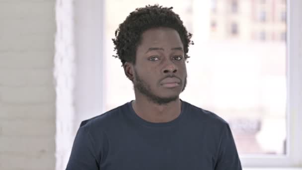 Retrato do jovem afro-americano dizendo não com sinal de dedo — Vídeo de Stock