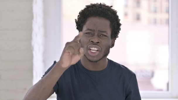 Portret van de jonge Afro-Amerikaanse man die nee zegt door handgebaar — Stockvideo
