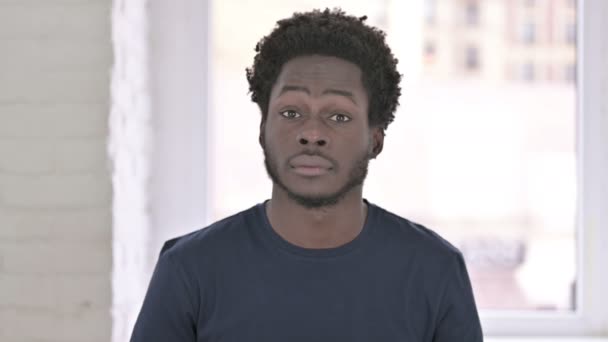 Retrato de un joven afroamericano atractivo diciendo que sí al sacudir la cabeza — Vídeo de stock