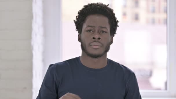 Düşünceli Afro-Amerikan Düşünen Adamın Portresi — Stok video
