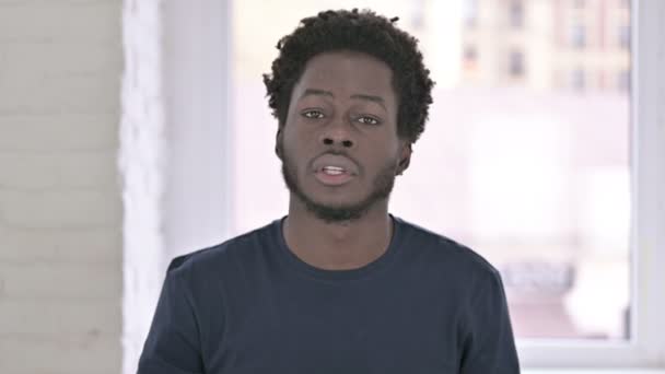 Portret van boze jonge Afro-Amerikaanse man toont middelvinger — Stockvideo