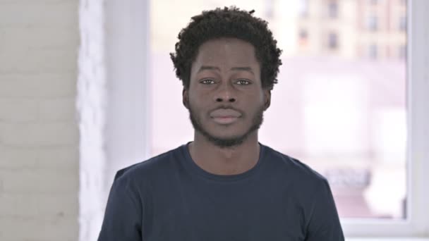 カメラで指を指す陽気なアフリカ系アメリカ人の男性の肖像 — ストック動画