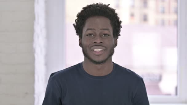Ritratto di allegro giovane afroamericano che applaude — Video Stock