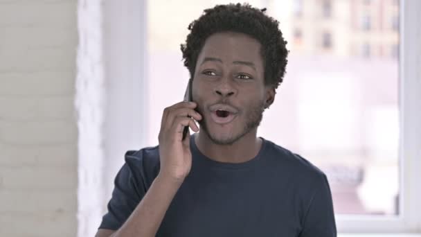 Portrait de joyeux jeune homme afro-américain parlant sur Smartphone — Video