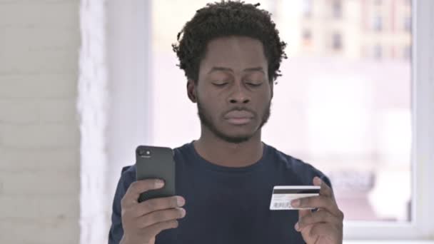 Πορτρέτο του νεαρού Αφροαμερικανός κάνει online πληρωμή για Smartphone — Αρχείο Βίντεο