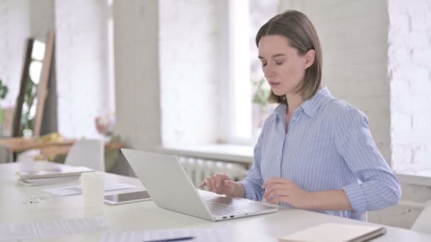 Cansado jovem mulher tendo dor nas costas no escritório moderno — Vídeo de Stock