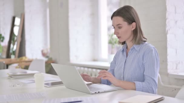 Mulher ambiciosa comemorando com punho no escritório — Vídeo de Stock