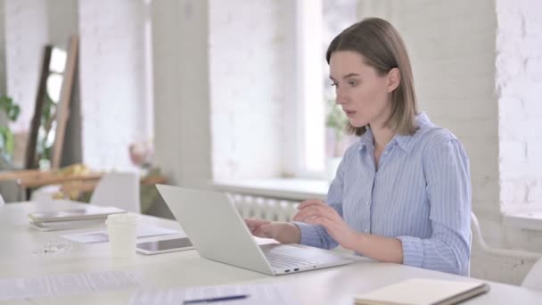 Šokovaná žena reaguje na selhání v moderní kanceláři — Stock video