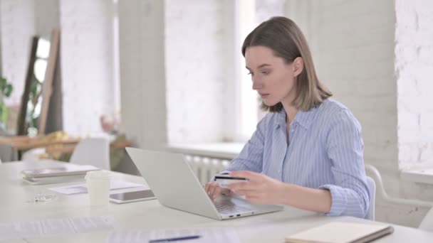 Mulher alegre reagindo a falha de pagamento on-line no escritório — Vídeo de Stock