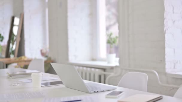 Jeune femme professionnelle entrant et s'asseyant dans le bureau — Video