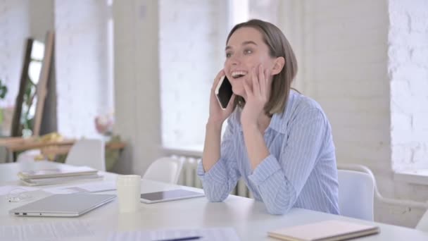 Mujer joven y feliz hablando por teléfono inteligente — Vídeos de Stock