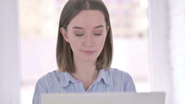 Portret van jonge vrouw doet duimen in het kantoor — Stockvideo