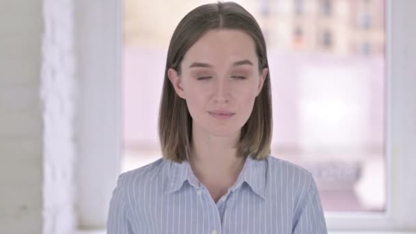 Porträt einer fröhlichen jungen Frau beim Videochat und beim Winken — Stockvideo