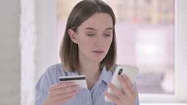 Smartphone 'da Çevrimiçi Ödeme Yapan Genç Kadın Portresi