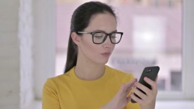 Şok Olan Genç Kadın Tasarımcının Portresi Akıllı Telefon Kayıplarına Tepki Veriyor
