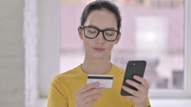 Genç Bayan Tasarımcının Portresi Akıllı Telefon 'da Çevrimiçi Ödeme Yapıyor