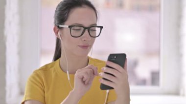 Genç Kadın Tasarımcının Portresi Telefondan Müzik Dinliyor