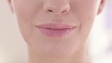 Genç Beyaz Kadın 'ın Güzel Gülümsemesinin Portresi