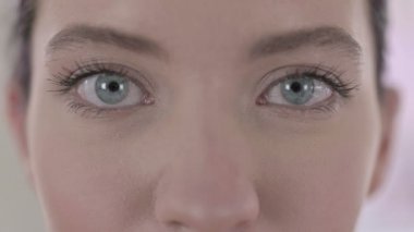 Göz Kırpan Genç Beyaz Kadın 'ın Çekici Mavi Gözlerinin Portresi