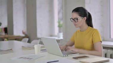Modern Ofiste Sırt Ağrısı Olan Yorgun Genç Kadın Tasarımcı