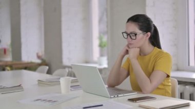 Uykucu Genç Kadın Tasarımcı Modern Ofiste Kestiriyor