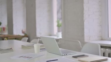 Profesyonel Genç Kadın Tasarımcı Modern Ofise Gelip Oturuyor