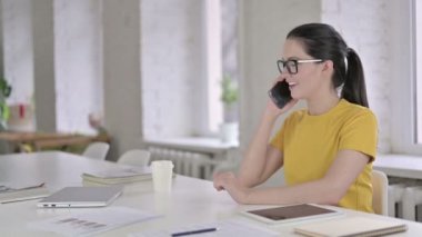 Genç Bayan Tasarımcı Akıllı Telefonla Konuşuyor ve Şaşırıyor