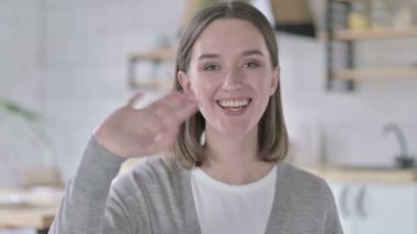 Neşeli Genç Kadının Portresi Video Sohbeti Yapıyor