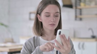 Smartphone 'da Kredi kartı kullanan Genç Kadın Portresi