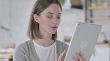 Modern Ofiste Tablet Kullanan Genç Kadın Portresi
