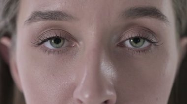 Yanıp sönen Gözlerle Genç Kadın Suratını Kapat