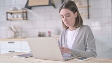 Modern ofis dizüstü bilgisayarda çalışan genç kadın