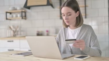 Laptop 'ta kredi kartı kullanan başarılı genç kadın
