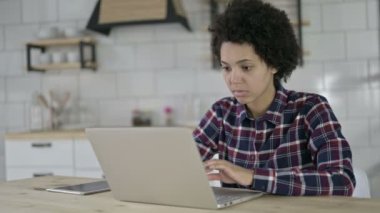 Afro-Amerikalı Kadın Laptop 'ta Şok Edildi