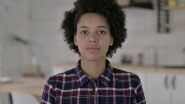 Kamerayı işaret eden Afrikalı Amerikalı Kadın Portresi