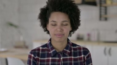 Afro-Amerikan Kadın Portresi Başparmakları Gösteriyor