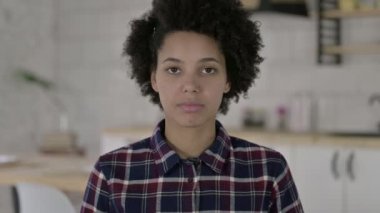 Mutlu Afrikalı Amerikalı Kadın 'ın Elleriyle Alkışlayan Portresi