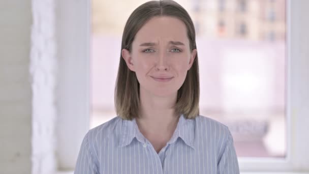 Portret van huilende jonge vrouw kijkend naar de camera — Stockvideo