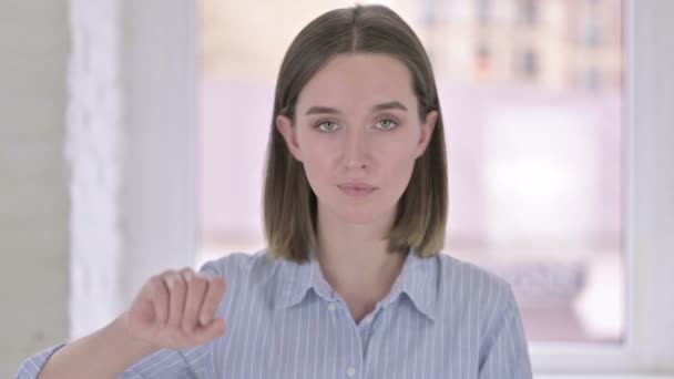 Retrato da jovem mulher dizendo não com sinal de dedo — Vídeo de Stock