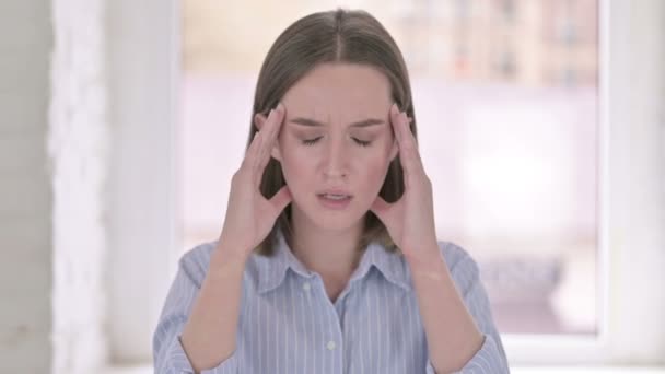 Портрет трудолюбивой молодой женщины с головной болью — стоковое видео