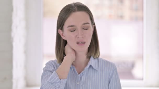 Portret zmęczonej młodej kobiety z bólem szyi — Wideo stockowe