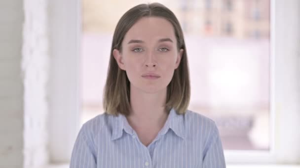 Porträtt av ung kvinna som känner sig sömnig och gäspningar — Stockvideo