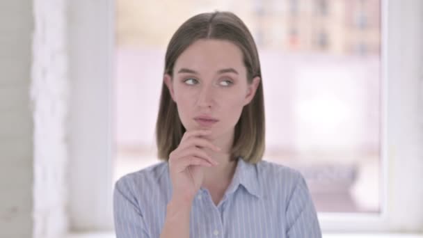 Retrato de una mujer joven pensadora y con ideas — Vídeos de Stock