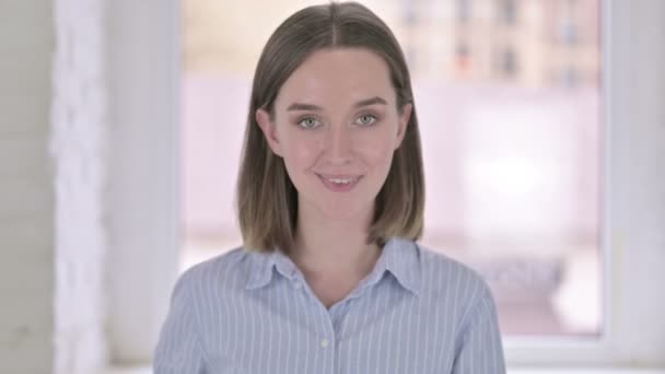 Portret van vrolijke jonge vrouw wijzend vinger op camera — Stockvideo
