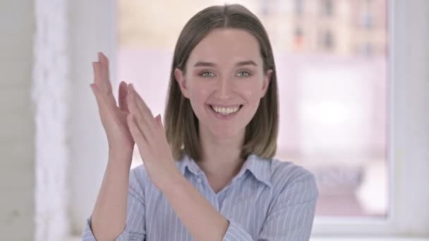 Portret van opgewonden jonge vrouw klappen — Stockvideo