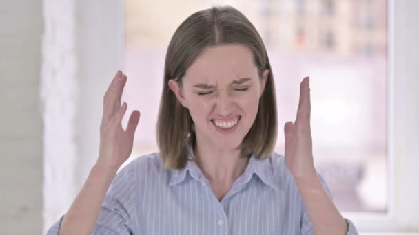 Retrato de una joven enojada gritando y gritando — Vídeos de Stock