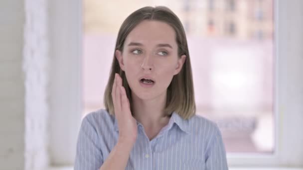 Retrato de Doente Jovem Mulher com Dor de Dente — Vídeo de Stock