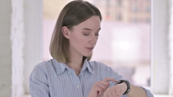 Portret młodej profesjonalistki używającej inteligentnego zegarka — Wideo stockowe