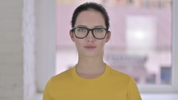 Portret de vesel tineri designer de sex feminin face video chat și fluturând — Videoclip de stoc